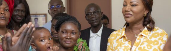 La Ministre Nassénéba TOURÉ, aux côtés des enfants de la pouponnière de Dabou